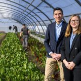 Matthieu Glauser, président de BioVaud (à gauche), et Valerie Dittli, conseillère d'Etat vaudoise en charge de l'agriculture (à droite), ont signé vendredi à Morges un accord portant sur le soutien financier alloué à l'agriculture biologique vaudo...